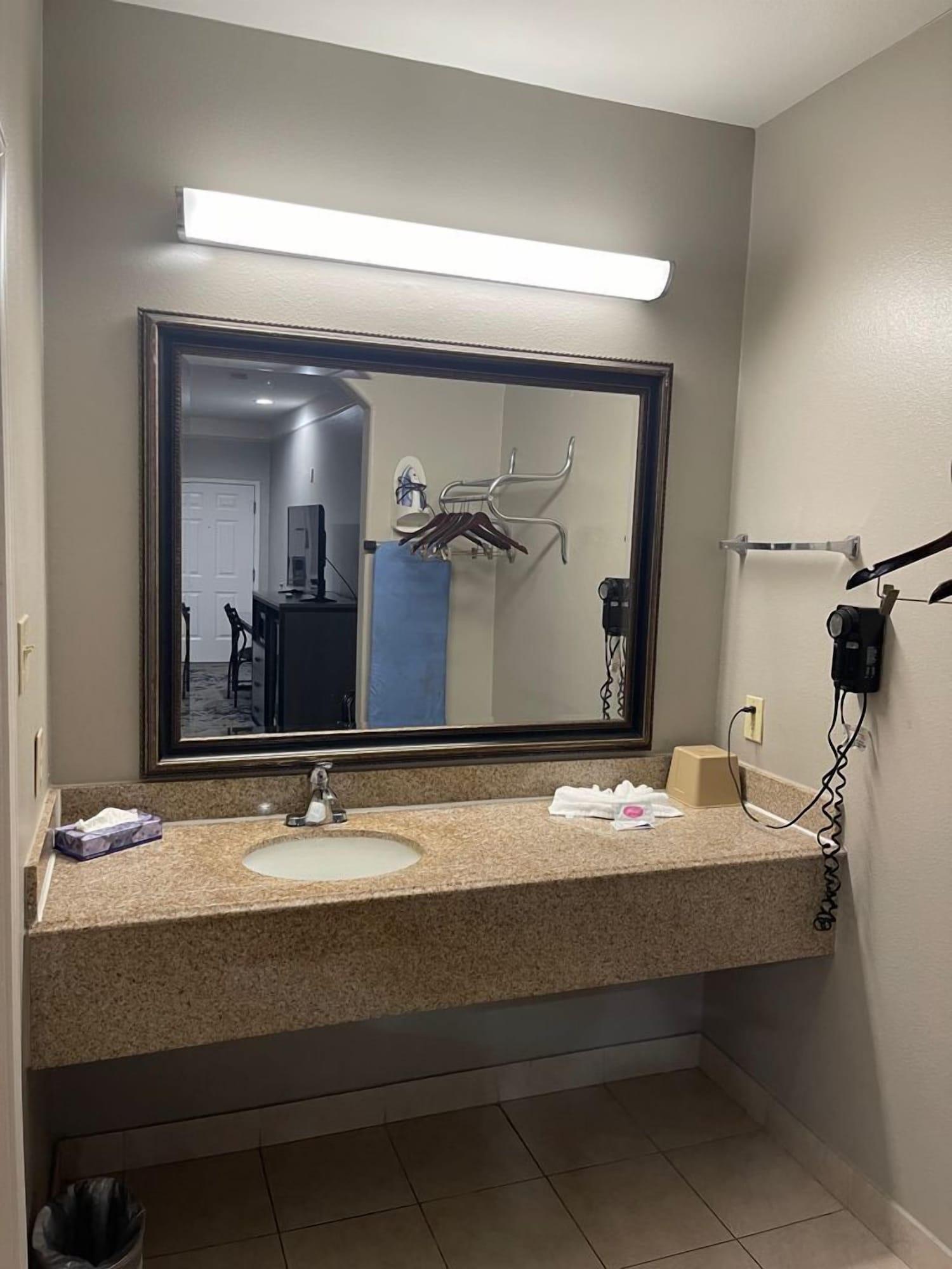 Scottish Inn And Suites Alvin Esterno foto