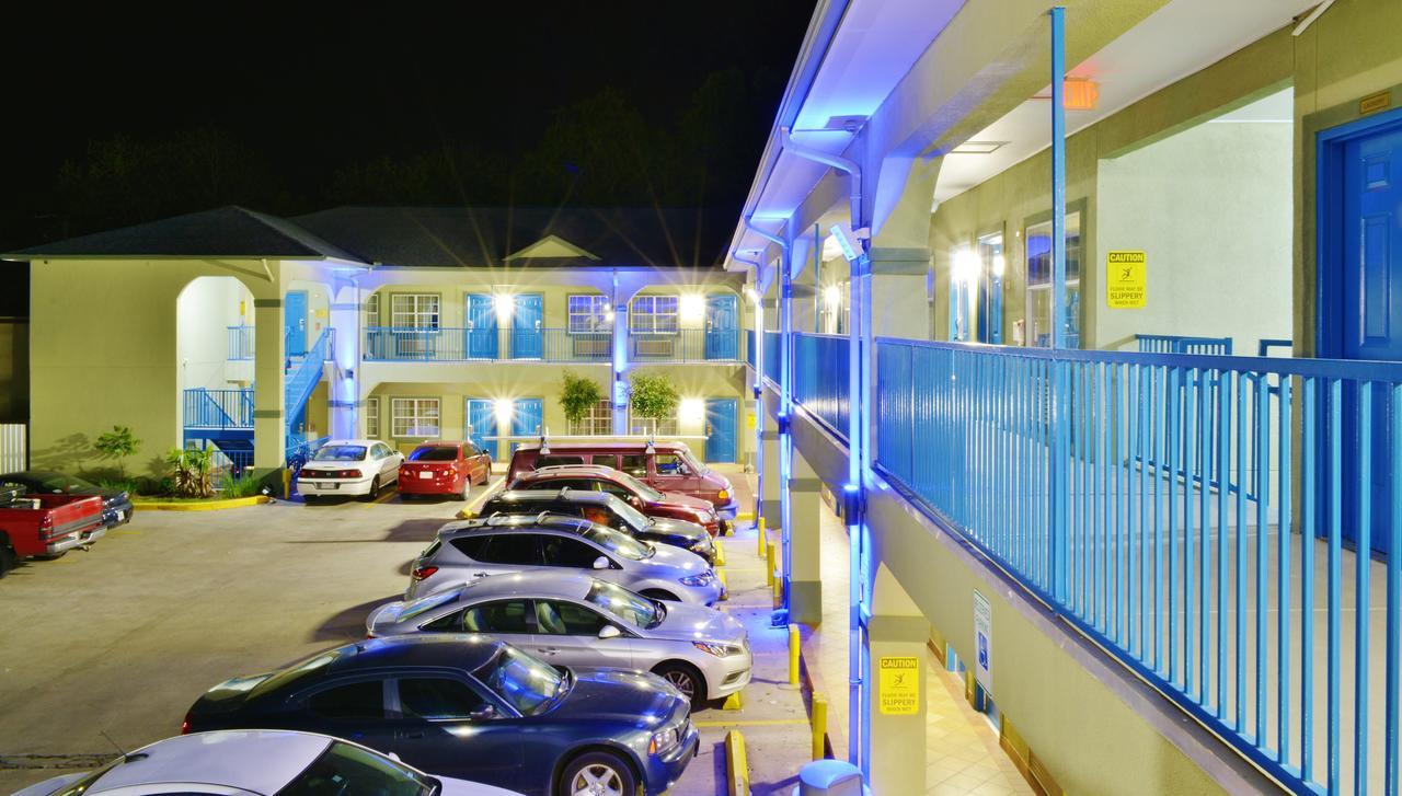 Scottish Inn And Suites Alvin Esterno foto