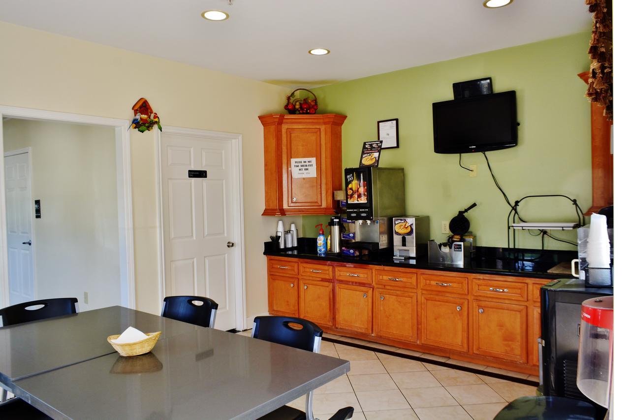 Scottish Inn And Suites Alvin Esterno foto