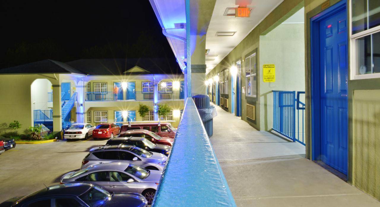 Scottish Inn And Suites Alvin Esterno foto