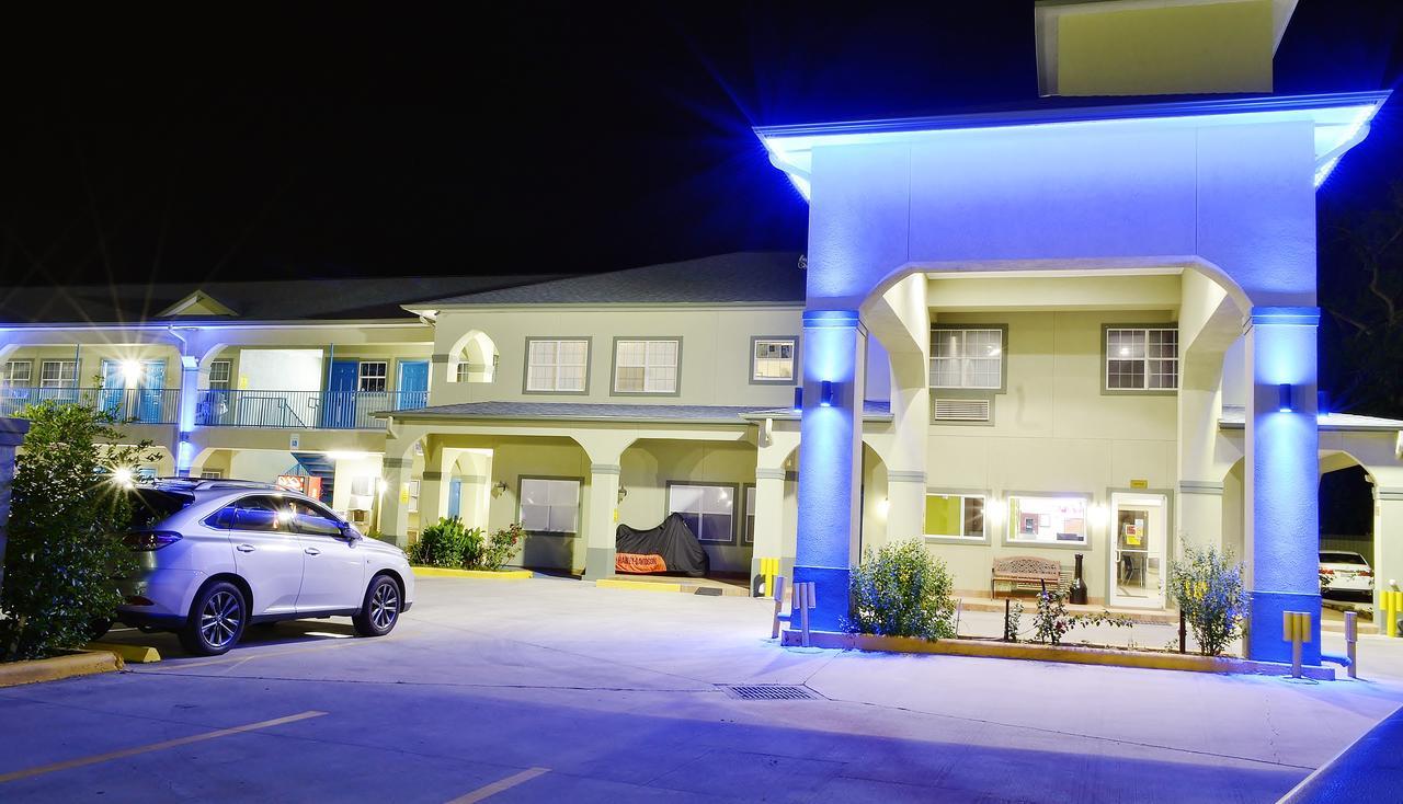 Scottish Inn And Suites Alvin Esterno foto