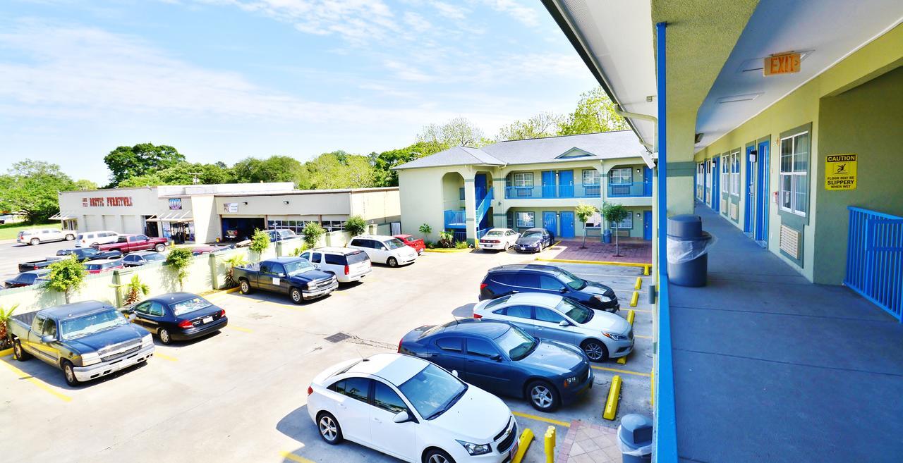 Scottish Inn And Suites Alvin Esterno foto