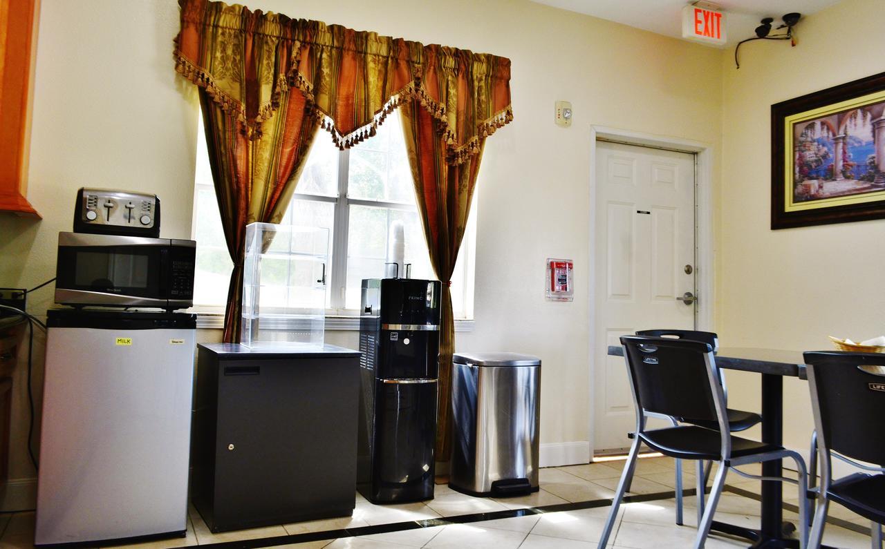 Scottish Inn And Suites Alvin Esterno foto
