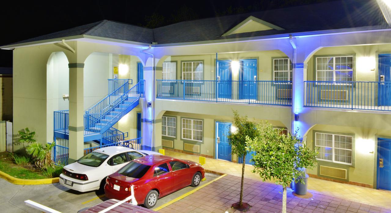 Scottish Inn And Suites Alvin Esterno foto