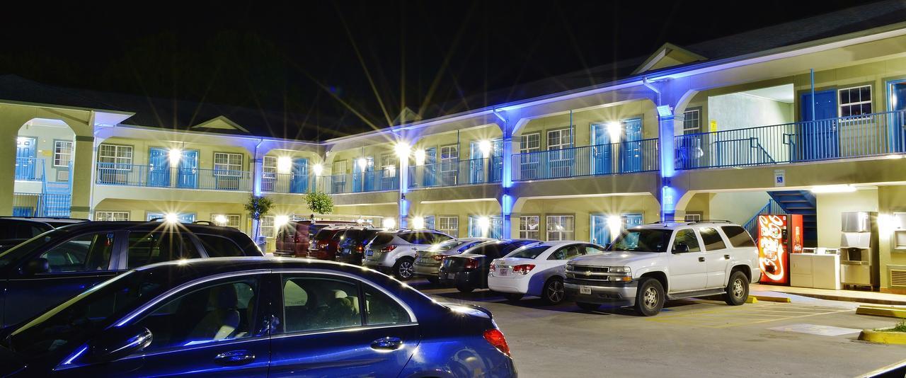 Scottish Inn And Suites Alvin Esterno foto