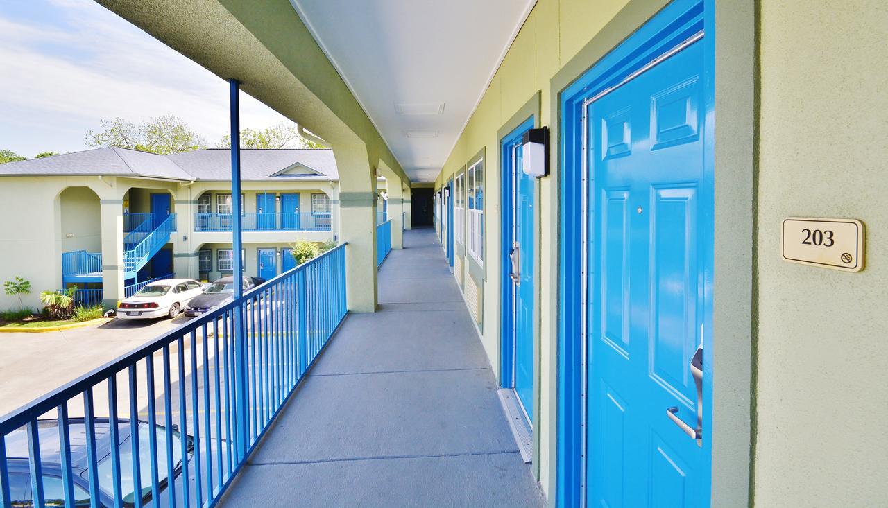 Scottish Inn And Suites Alvin Esterno foto