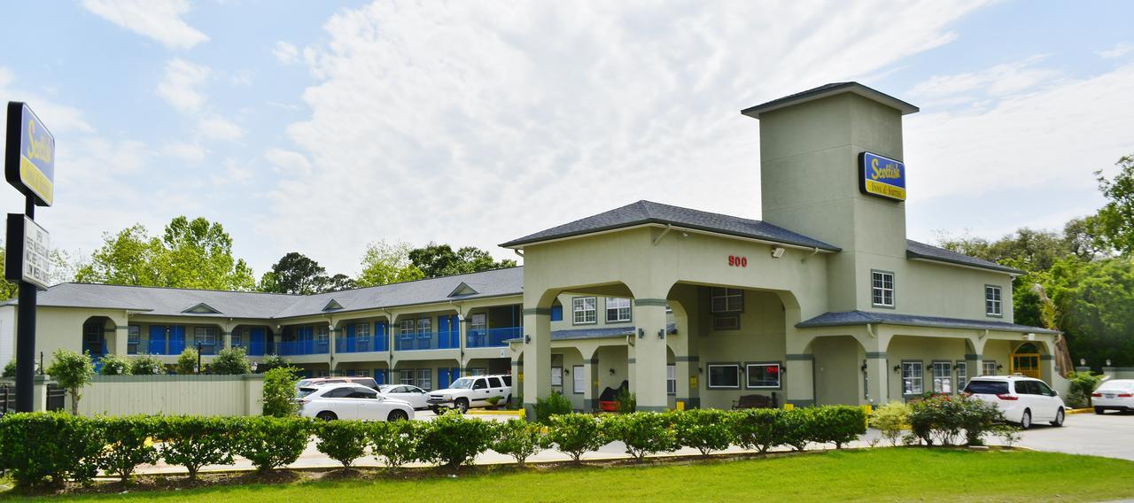 Scottish Inn And Suites Alvin Esterno foto
