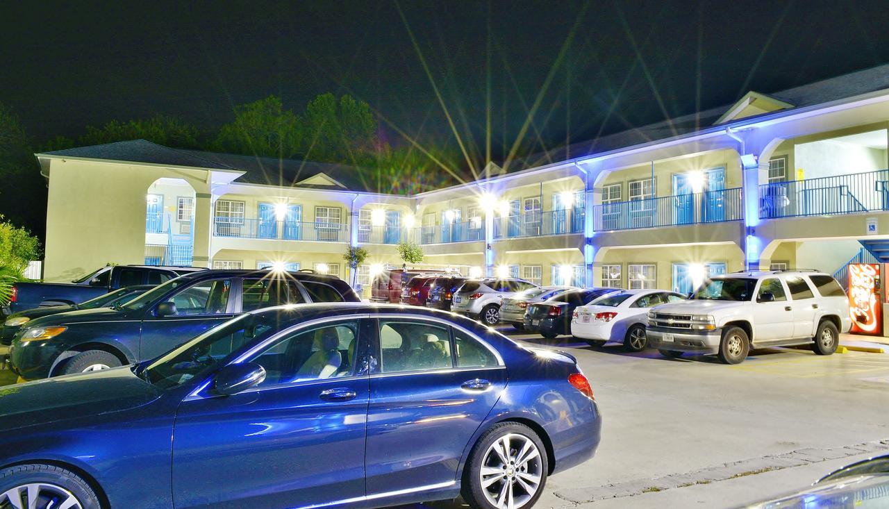 Scottish Inn And Suites Alvin Esterno foto