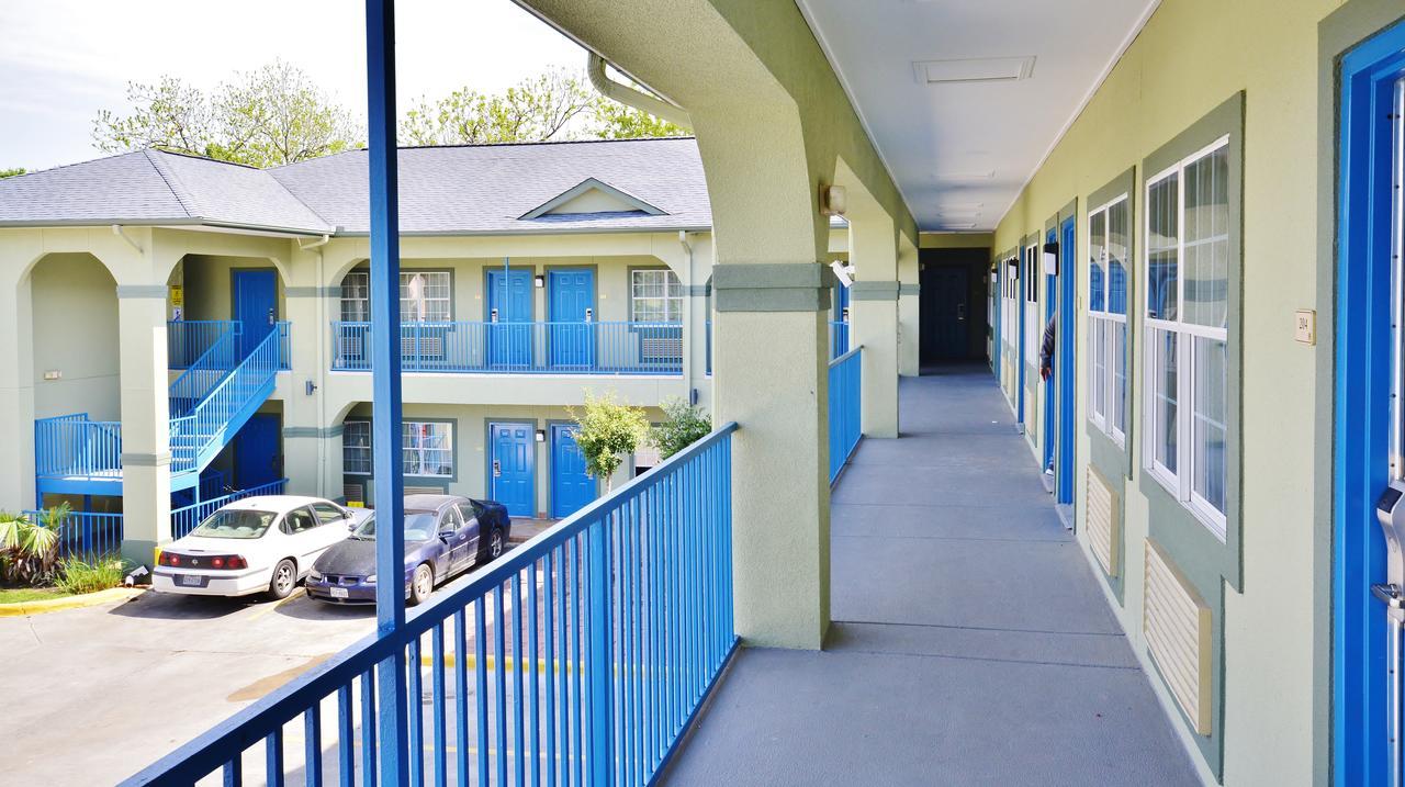 Scottish Inn And Suites Alvin Esterno foto