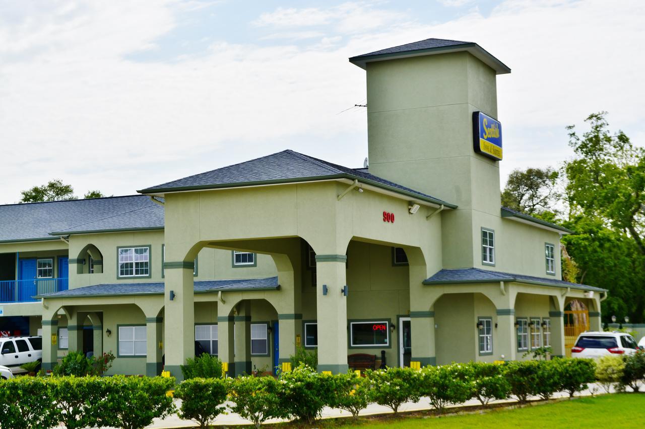 Scottish Inn And Suites Alvin Esterno foto