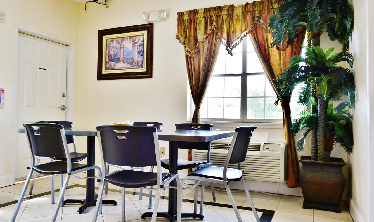 Scottish Inn And Suites Alvin Esterno foto